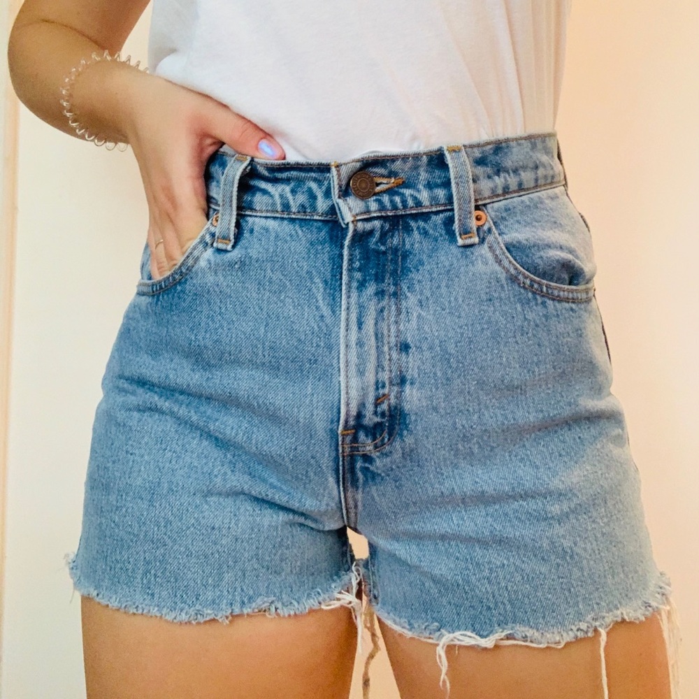 VINTAGE LEVI’S AUTHENTIC JEAN SHORTS